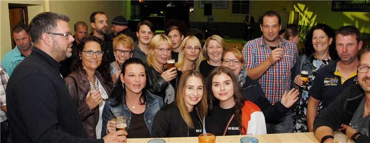 Mitglieder der Kirmesjugend und des Fördervereins sowie Ortsvorsteher Manuel Seiler feierten fröhlich durch die „Endless Summer Party“ in der Elgerter Festhalle. Manche Partygäste traf man noch am nächsten Morgen dort an. KER
