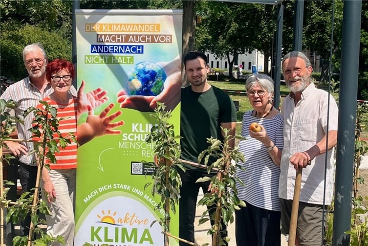Mitglieder der Klima-Werkstatt gemeinsam mit Jonas Gesell, Stadtverwaltung, an den frisch gepflanzten Apfelbäumen am Breslauer Platz.