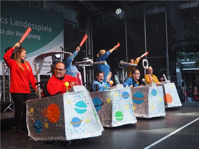 Mitglieder der „Konfetti Dancers“ auf der Bühne auf dem Münzplatz in Koblenz.  Foto: Caritas Zentrum, Mendig