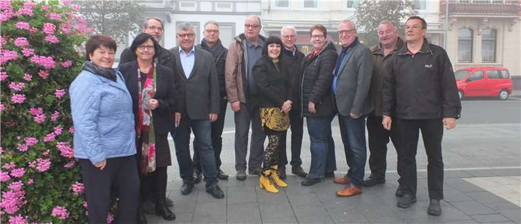 Mitglieder der Kreis- und Stadtratsfraktion am Bahnhof Neuwied mit dem 1. Beigeordneten des Kreises, Michael Mahlert.privat