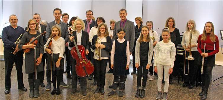 Mitglieder der Kreismusikschule Mayen-Koblenz freuten sich mit ihrer Leiterin Dr. Monika Burzik und Landrat Dr. Alexander Saftig sowie Bürgermeister Klaus Bell über die Spende, die der Kommunalbetreuer Michael Dötsch von innogy gemeinsam mit dem Leiter des Westnetz-Regionalzentrums Rauschermühle Edwin Schick im Rahmen eines Adventskonzertes der Kreismusikschule bei innogy überreichten. innogy