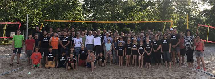 Mitglieder der Leichtathletikfreunde Sinzig mit den Gratulanten Andreas Geron und Fritz Langenhorst.Foto: privat