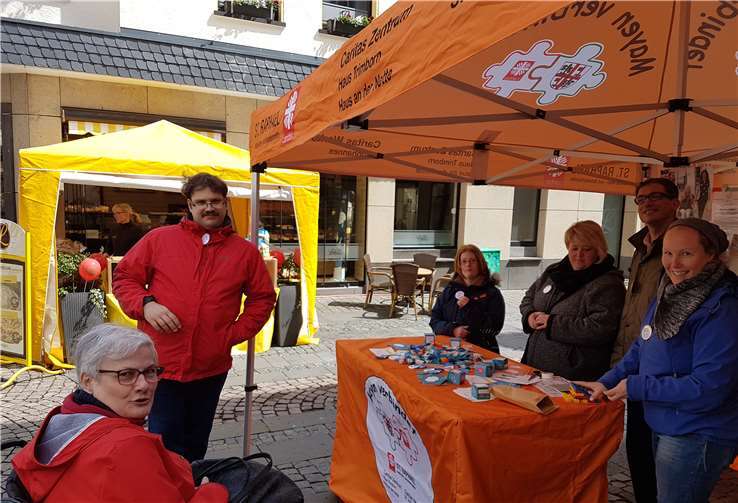 Mitglieder der Lokalen Teilhabekreise zeichneten barrierefreie Geschäfte in Mayen aus.Fotos: Caritas Zentrum, Mendig