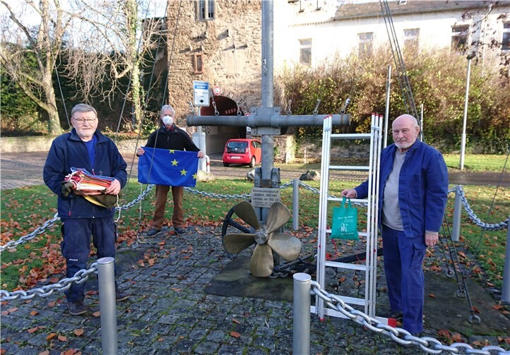 Mitglieder der Marinekameradschaft zogen die Flaggen ein. Foto: privat