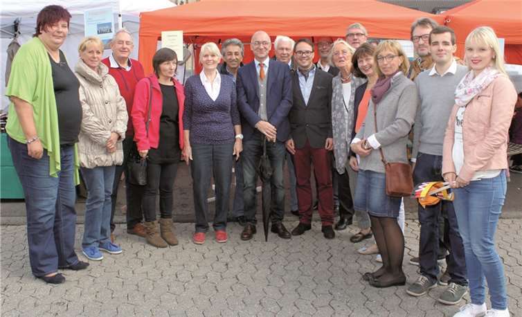 Mitglieder der Meckenheimer CDU und des Vereins engagierter Christdemokraten gemeinsam mit Bürgermeister Bert Spilles (Mitte) an ihrem Stand. CDU Meckenheim
