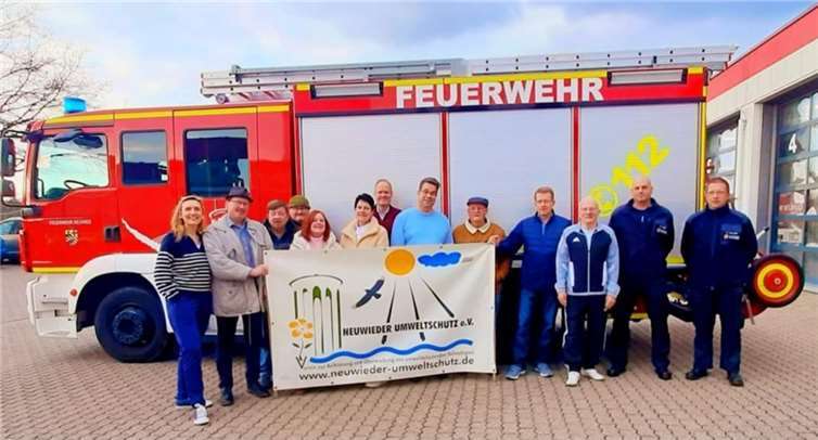 Mitglieder der Neuwieder Umweltvereins zusammen mit Herrn Jost und Herrn Bauer von der Feuerwehr Neuwied. Foto: privat