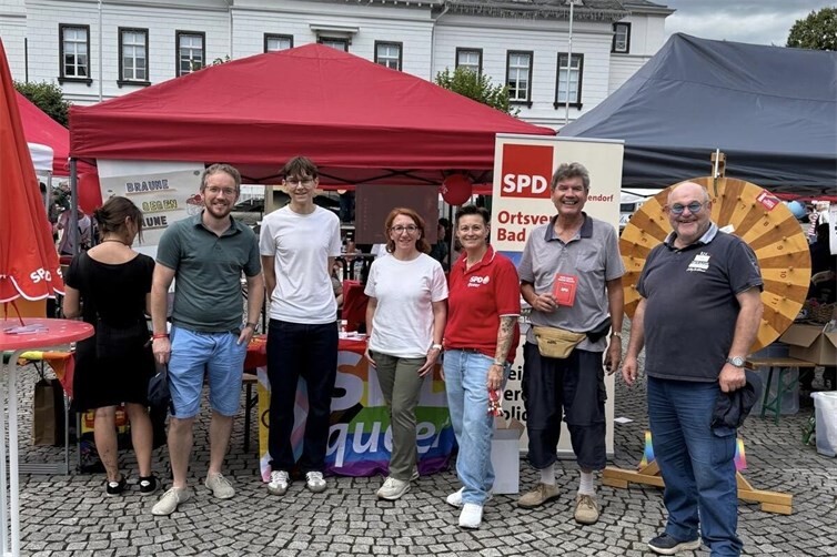Mitglieder der Ortsvereine Sinzig & Bad Bodendorf, sowie der AG Queer. In der Mitte Susanne Müller MdL