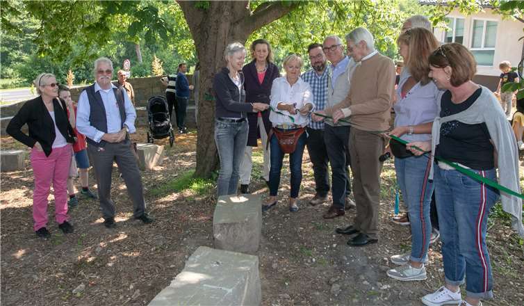 Mitglieder der Ortsvertretung und des Ortsausschusses durchschnitten das Band zur Einweihung des neuen Ortseingangs von Pech.
