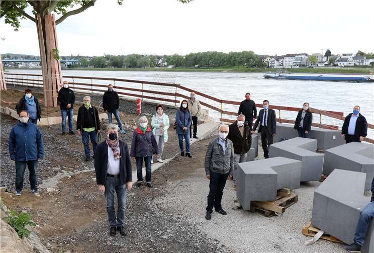 Mitglieder der Papaya-Koalition im Neuwieder Stadtrat besichtigten die Baustelle am Deichvorgelände, die mit großen Schritten dem Abschluss entgegen geht.Foto:PRivat
