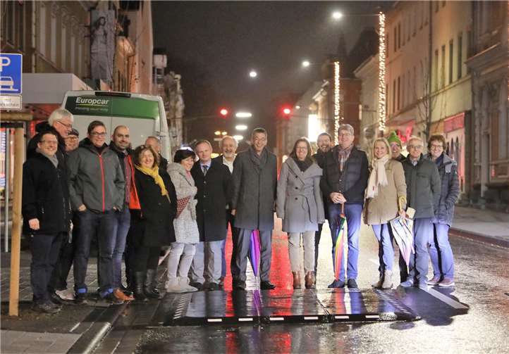 Mitglieder der Papaya-Koalition im Neuwieder Stadtrat bei der ersten Besichtigung der „Berliner Kissen“ und nach dem Austausch mit Anliegern vor der Corona-Situation. Foto: