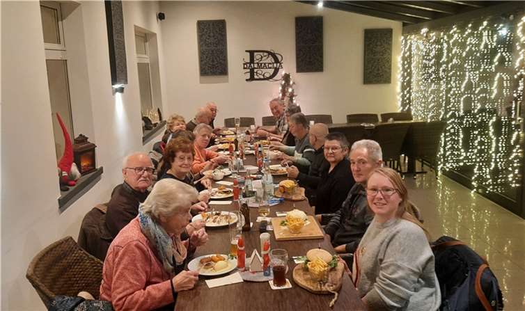 Mitglieder der Pilliger Bewegungsgruppe intensivieren Muskeltraining beim Abendessen. Foto: privat