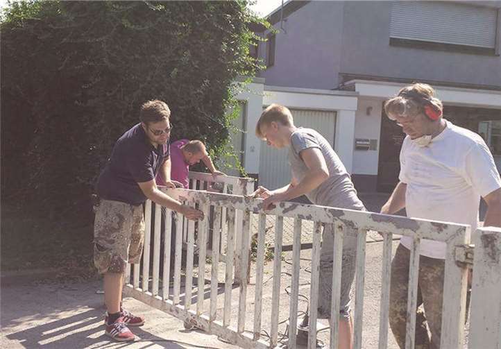 Mitglieder der Projektgruppe „Aktiv für unsere Ortsteile“ packten tüchtig an (v.li.): André Velden , Horst Flammersfeld, Patrick Teichmann und Willi Marmé. privat