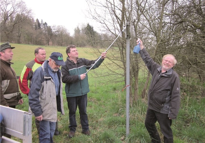 Mitglieder der Projektgruppe Rad- und Wanderwege bei der Reinigung der Radwegebeschilderung.privat