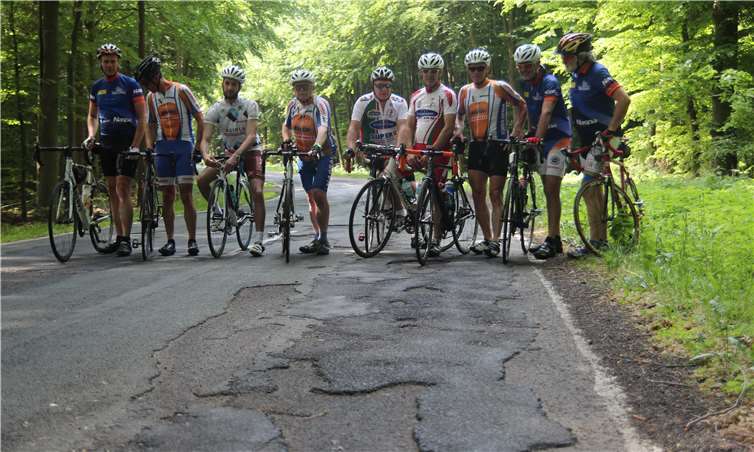 Mitglieder der Radsportgruppe „Equipe France“ waren vor wenigen Tagen in der Region unterwegs, um bei einigen besonders kaputten Straßen zu testen, ob die noch gefahrlos mit einem Rennrad zu befahren sind (hier auf der K 172 nahe Horbach)
