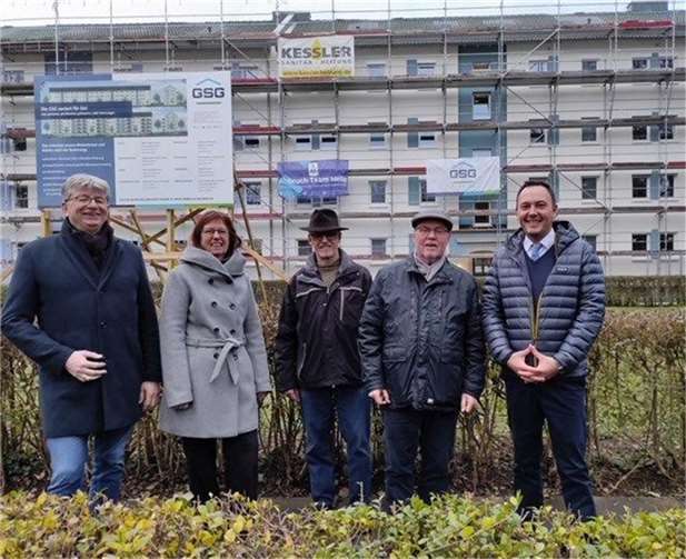Mitglieder der Ratsfraktion der Bündnisgrünen und Beigeordneter Ralf Seemann informierten sich bei GSG-Geschäftsführer David Meurer über das Sanierungsprogramm an der Langendorfer Straße.  Foto: Stadtratsfraktion Bündnis 90 / DIE GRÜNEN