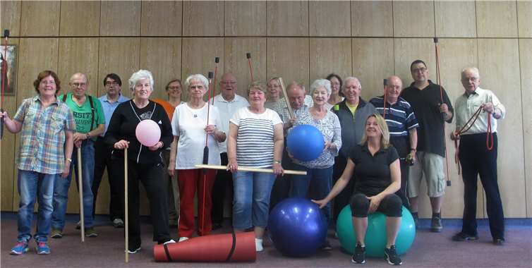 Mitglieder der Rehasportgruppe (Evita Kanepe auf dem Ball sitzend) in der Aula des Maria-Hilf Krankenhauses. Privat