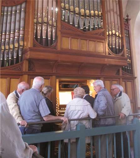 Mitglieder der Reisegruppe an der englischen Orgel in Kordel. privat