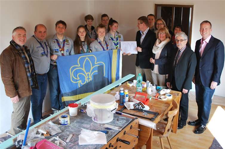 Mitglieder der Rheinbacher FDP überreichen die Spende für die Renovierung an den Rheinbacher Stamm Pfalzgraf Ezzo um Sebastian Ruland und Christoph Maurer. privat