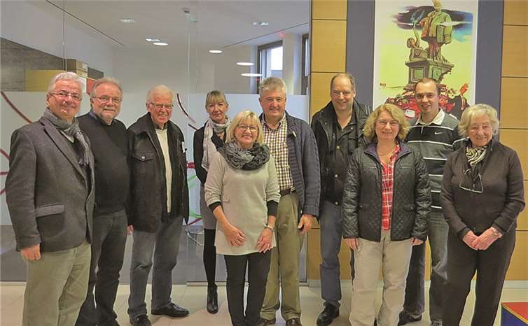 Mitglieder der SPD Bad Neuenahr-Ahrweiler SPD-AG 60plus im Kreis Ahrweiler betrachten gemeinsam die ausgestellten Karikaturen in der Kreissparkasse Ahrweiler. privat