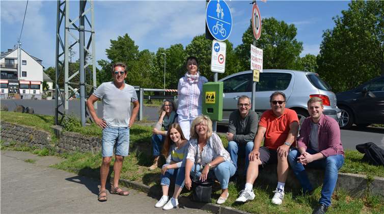 Mitglieder der SPD Erpel am Rheinufer vor einem der beiden neuen Hundetütenspender. privat