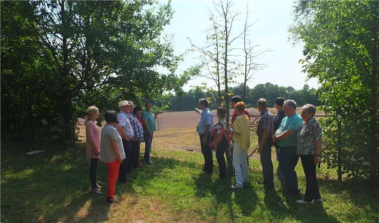 Mitglieder der SPD-Fraktion beim Ortstermin am Sportplatz Dierdorfer Straße.privat