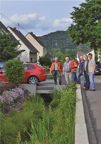 Mitglieder der SPD Fraktion der VB Rhein-Mosel überzeugen sich von einer erfolgreich durchgeführten Renaturierung eines Bachlaufes in Brey. privat