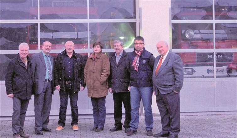 Mitglieder der SPD-Fraktion der VG-Rhein-Mosel und der frühere VG-Bürgermeister von Rhens, Helmut Schreiber, vor dem Feuerwehrhaus in Kobern-Gondorf.privat