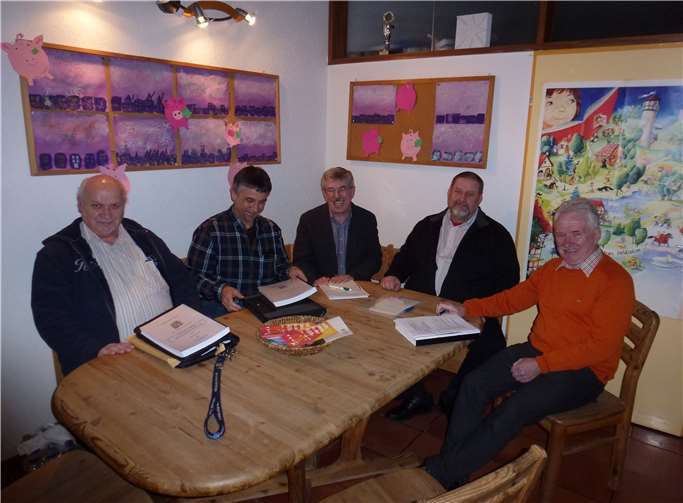 Mitglieder der SPD-Fraktion im VG-Rat Rhein-Mosel im Gespräch mit dem Ortsbürgermeister in Niederfell. v.li.; Hans-Jürgen Caspari, Helmut Ackermann, Klaus Frevel, Bürgermeister Arnold Herrmann, Bernhard Hoffmann.