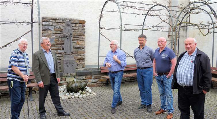Mitglieder der SPD-Fraktion im VG-Rat beim Ortsrundgang mit Vertretern der Ortgemeinde Oberfell. Von links: Bürgermeister René Henric, Klaus Frevel, Erster Beigeordneter Alfred Christ, Helmut Ackermann, Hans-Josef Probst, Hans-Jürgen Caspari.privat
