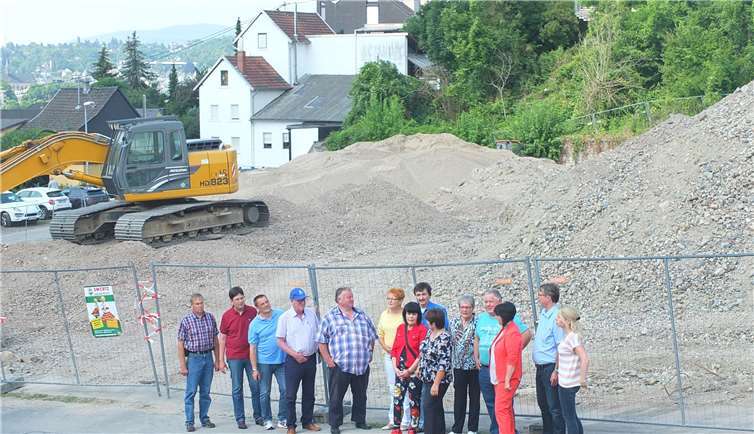Mitglieder der SPD-Fraktion und Ausschussmitglieder besichtigen das Gelände. privat