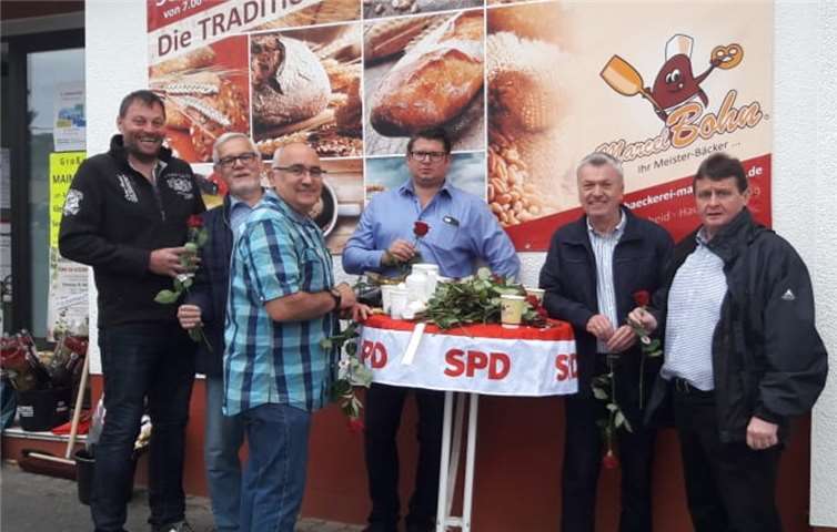 Mitglieder der SPD Großmaischeid am Muttertagsstand.privat