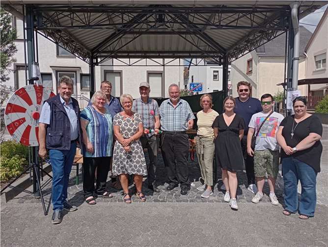 Mitglieder der SPD-Kaltenengers sowie der AWO-Kaltenengers mit Gästen aus dem SPD Gemeindeverband der Verbandsgemeinde Weißenthurm sowie Helfern von den Jusos. Foto: privat