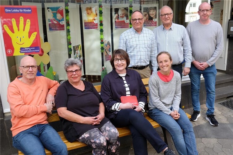 Mitglieder der SPD Mayen ließen sich von Mitarbeitern des Vereins Hospiz Region Mayen informieren. Auf der Bank von links: Oberbürgermeister Dirk Meid, Marlene Hug, Rebecca Reuter und Dr. Ina Rüber-Teke Foto: Axel Holz