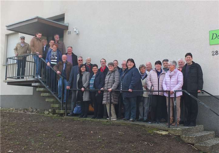 Mitglieder der SPD Niederbieber-Segendorf mit Bürgerinnen und Bürgern vor dem Dorftreff.Foto: