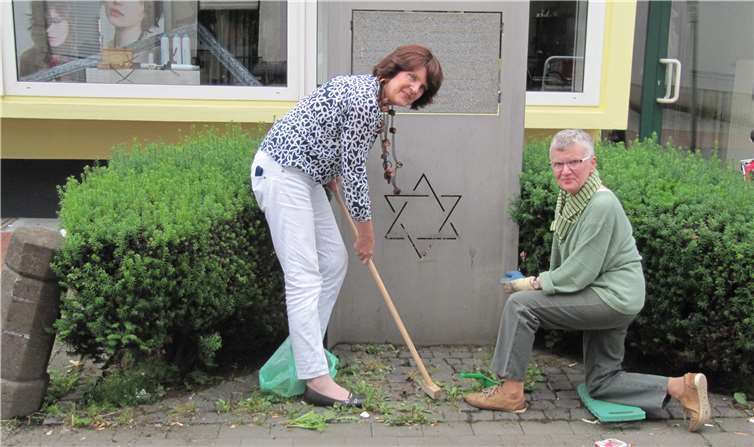 Mitglieder der SPD-Ratsfraktion Rheinbach säubern die Gedenkstätte Synagoge.privat