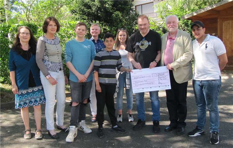 Mitglieder der SPD Rheinbach unterstützen Abenteuer Pur finanziell bei der Hausaufgabenhilfe. privat