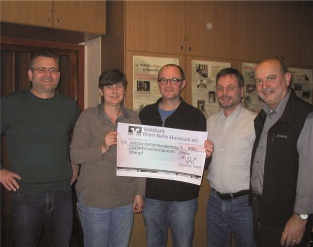 Mitglieder der SPD Rhens übergeben die Spende an das „Mampf“ in Lützel.privat