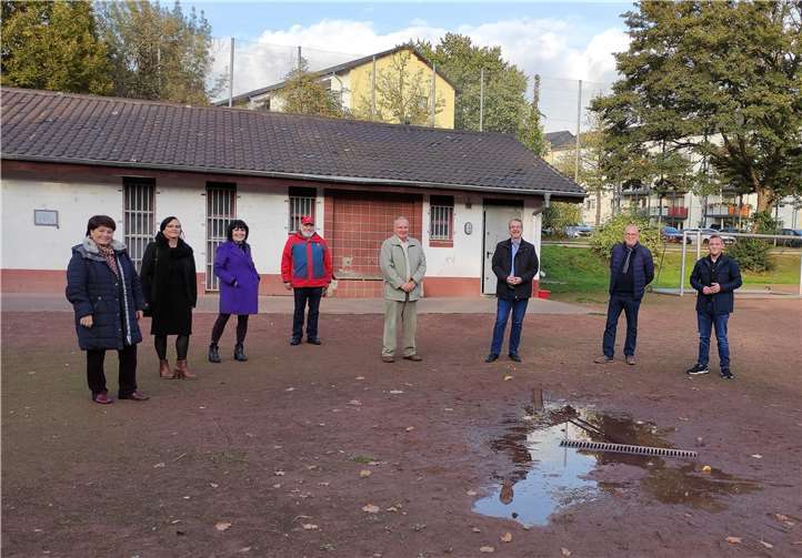 „Mitglieder der SPD-Stadtratsfraktion Neuwied gemeinsam mit dem Vereinsvertreter des Vfl Neuwied 1908 e.V. auf dem Germaniaplatz am Sandkauler Weg v.l.n.r.: Hannelore Gröhbühl, Petra Grabis, Petra Jonas, Robert Raab, Klaus Dillenberger (VfL), Sven Lefkowitz, Fredi Winter und Janick Helmut Schmitz“.Foto: SPD