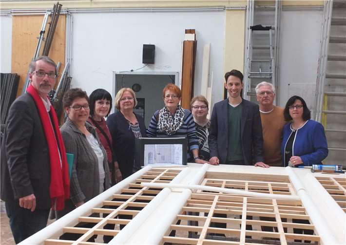 Mitglieder der SPD-Stadtratsfraktion informierten sich im Neuwieder Schlosstheater (v. l.): Sven Lefkowitz, Andrea Welker, Petra Jonas, Ingrid Ely-Herbst, Renate Hoffmann, Renate Klonz, Lajos Wenzel, Wolfram Sauerbrei und Petra Grabis. Foto: privat