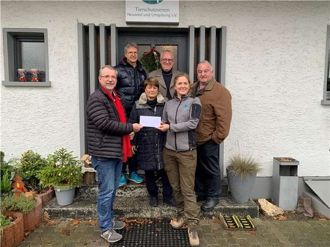 Mitglieder der SPD-Stadtratsfraktion übergaben die diesjährige Weihnachtsspende an Frau Sabrina Steger vom Neuwieder Tierheim.  Foto: Sven Lefkowitz