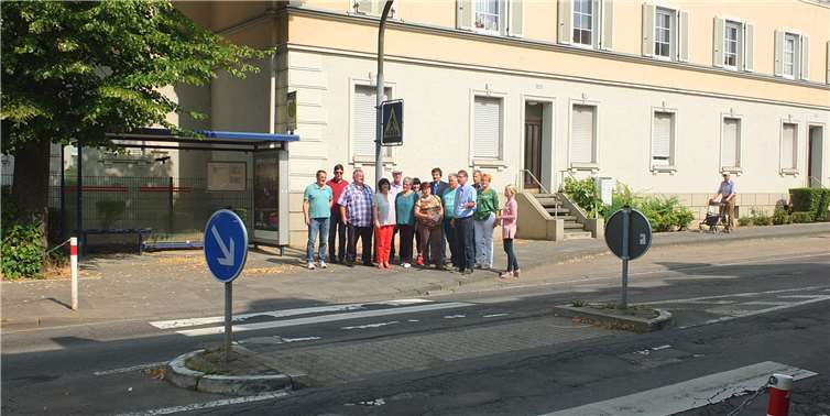 Mitglieder der SPD-Stadtratsfraktion und Interessierte beim Ortstermin an der Dierdorfer Straße. Foto: privat
