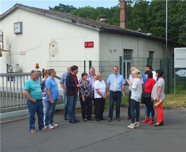 Mitglieder der SPD-Stadtratsfraktion und Interessierte vor Ort am Rasselstein-Gelände. privat
