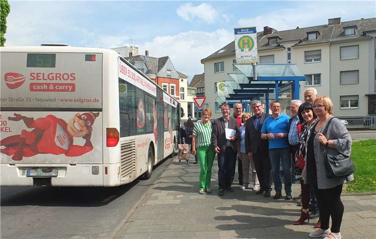 Mitglieder der SPD-Stadtratsfraktion und weitere interessierte Sozialdemokraten trafen sich mit dem ersten Kreisbeigeordneten Michael Mahlert an der Bushaltestelle Moltkeplatz in Neuwied.privat
