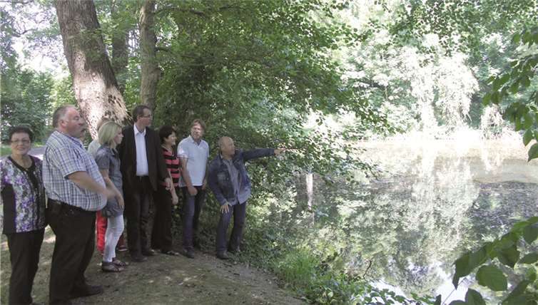 Mitglieder der SPD-Stadtratsfraktion vor Ort am Weiher in Rommersdorf. privat