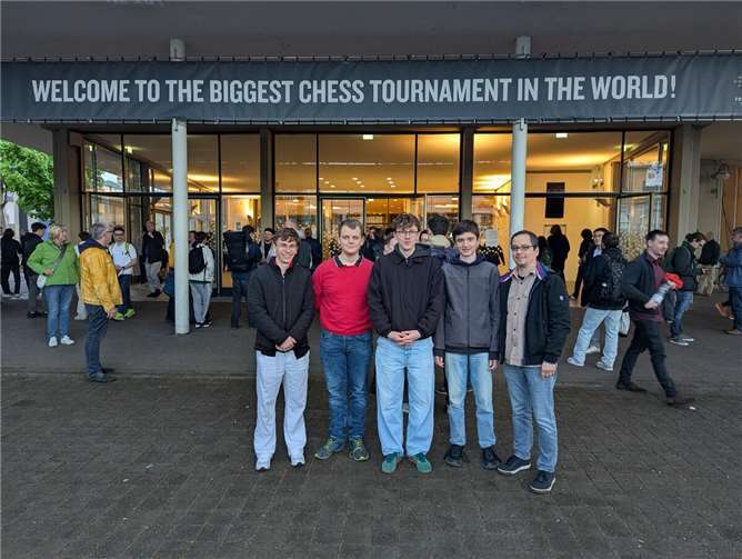 Moritz Srol erreicht 9.Platz im Freestyle C-Open Mitglieder der Schach-AG des Rhein-Gymnasiums Sinzig beim Besuch des Grenke Chess Open. Fotos: privat