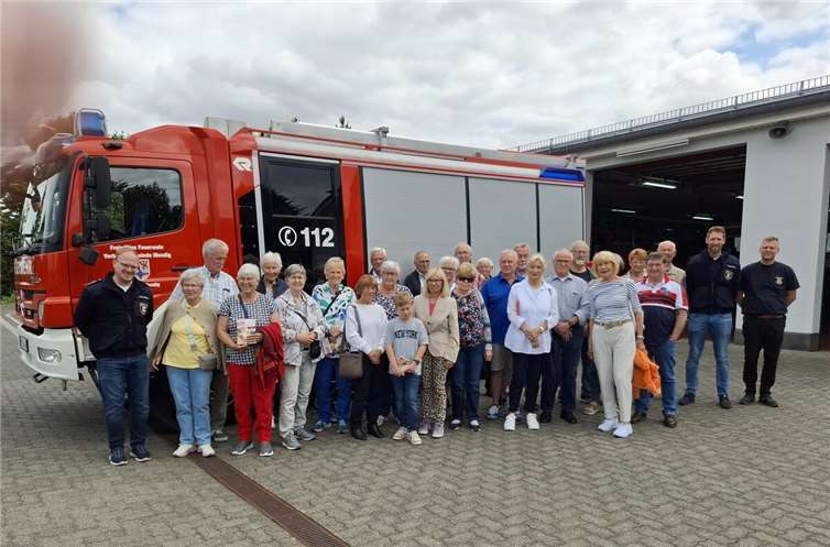 Mitglieder der Senioren Union Mendig vor dem Feuerwehrgerätehaus in Mendig.  Foto: Gerd Schäfer