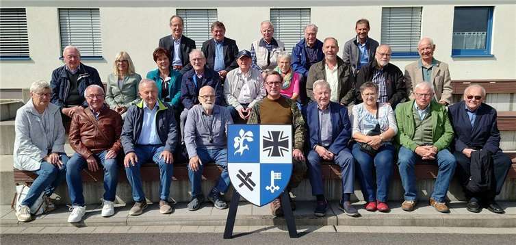 Mitglieder der Senioren-Union im Kreis MYK zum Abschluss des Besuchs zusammen mit dem Kommandeur des ZOpKomBw Oberst Dr. Akaltin (sitzend hinter dem Zentrumswappen). Foto: ZOpKomBw