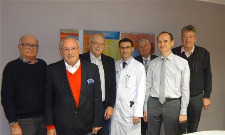 Mitglieder der Senioren-Union um Vorsitzender Manfred Kolling (3.v.li.) trafen sich mit Dr. Theodoros Ballidis (Mitte) und Thomas Karls (2.v.re.) zu einem Gespräch im Krankenhaus Maria Hilf. privat