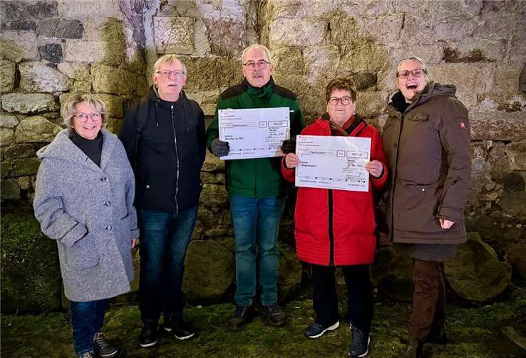 Mitglieder der Singgemeinschaft Georg Schlich übergeben die Schecks an Frank Neideck (3.v.l.) und Hiltrud Surges (2.v.r.).  Foto: Christian Kröll