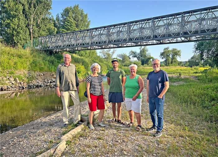 Mitglieder der Sinziger Grünen informieren sich über den Zustand des Naturschutzgebiets Ahrmündung.  Foto:Elly Rehmann